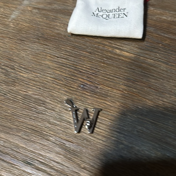 NEW in box Alexander McQueen Alphabet Skull Necklace Charm in Silver “Letter W” - Picture 3 of 3